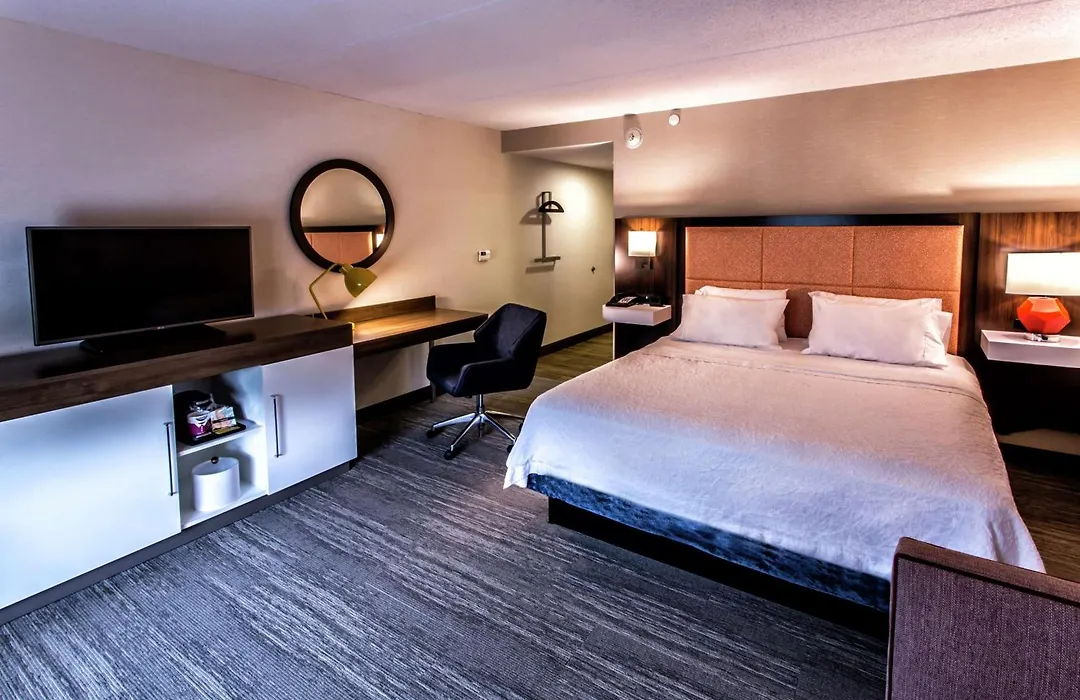 Hampton Inn & Suites Staten Island-1