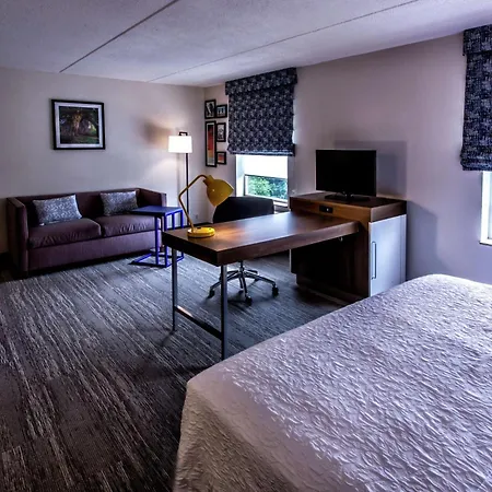 Hampton Inn & Suites Staten Island-2